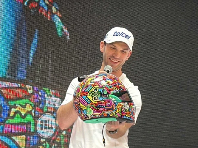 Daniel Suárez presenta su casco para la carrera de NASCAR Cup en México