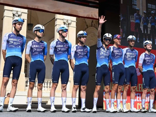 El equipo Israel Premier borra el nombre del país del maillot en la Vuelta a España 2025