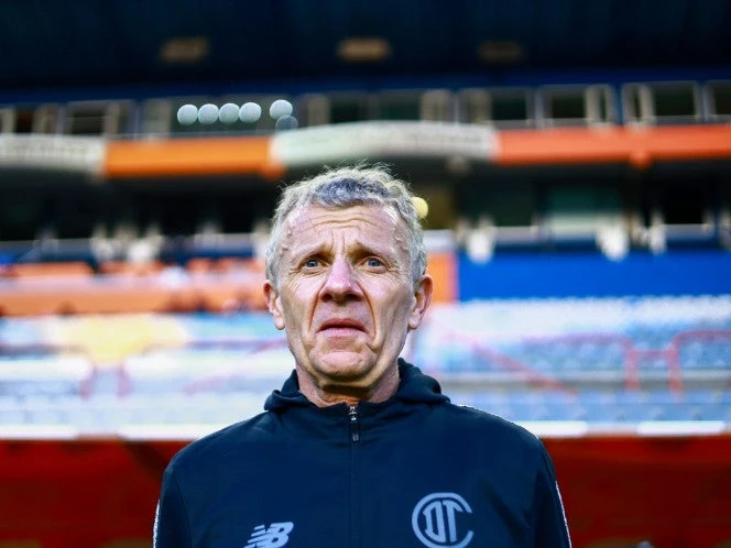 Patrice Lair, director del Toluca femenil, trasladado en pleno partido a un hospital