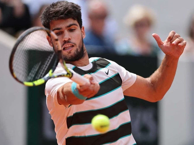Carlos Alcaraz inicia firme la defensa de su título en Roland Garros