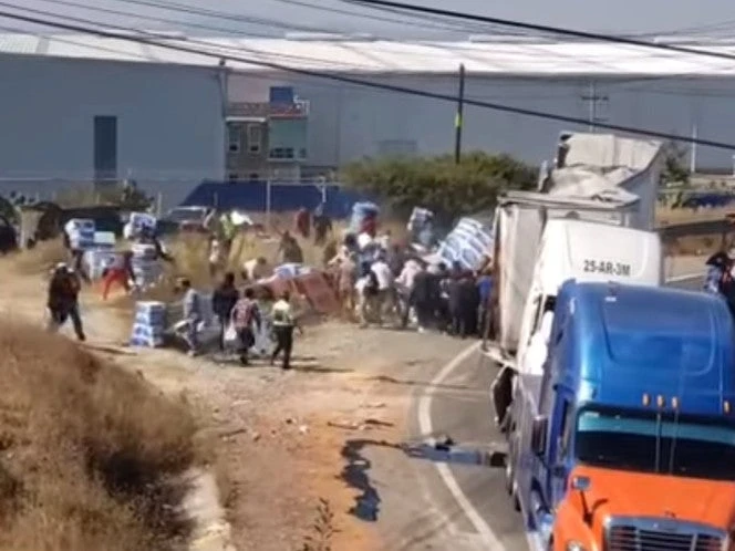 Rapiñan papel higiénico tras volcadura de tráiler en la México–Querétaro 