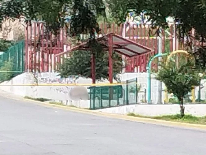 Balean a mujer que esperaba en la banca de un parque