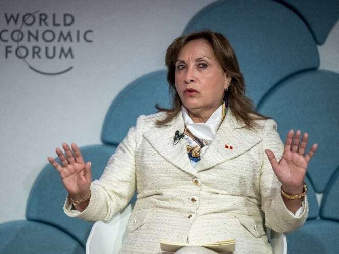 Presidenta de Perú niega que abandonara su cargo por cirugía de nariz