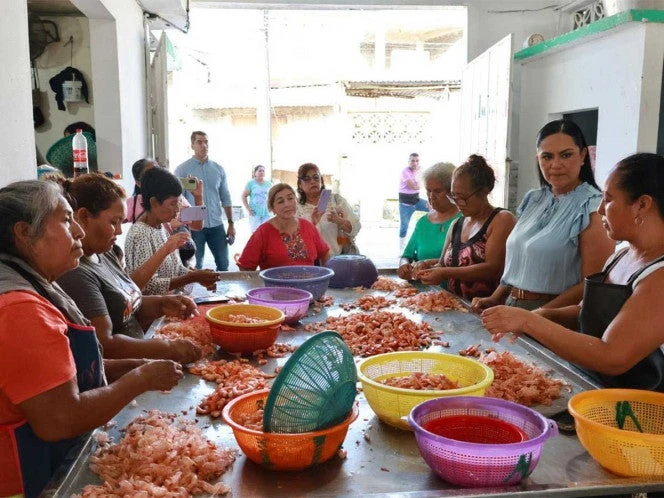 Resalta Montiel labor de despicadoras de camarón en Tamaulipas; reitera apoyo social