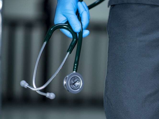 Detienen a médico que mató a 8 pacientes; les mezclaba los fármacos a propósito