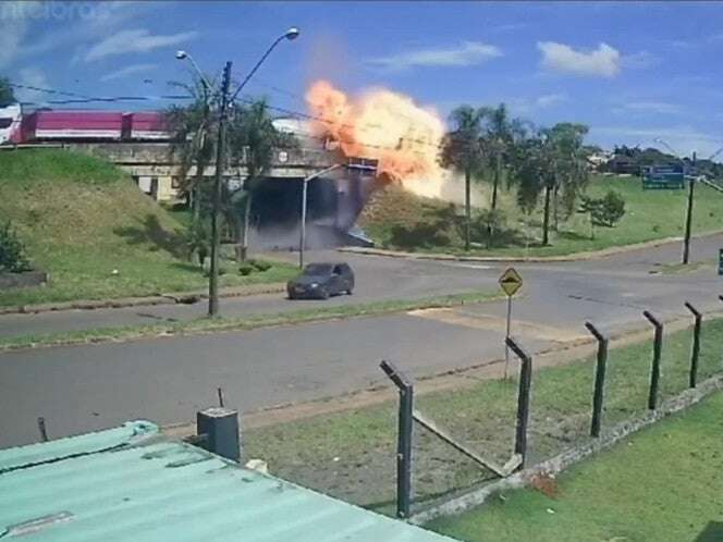 Camiones chocan de frente; conductor salta tras explosión y salva la vida