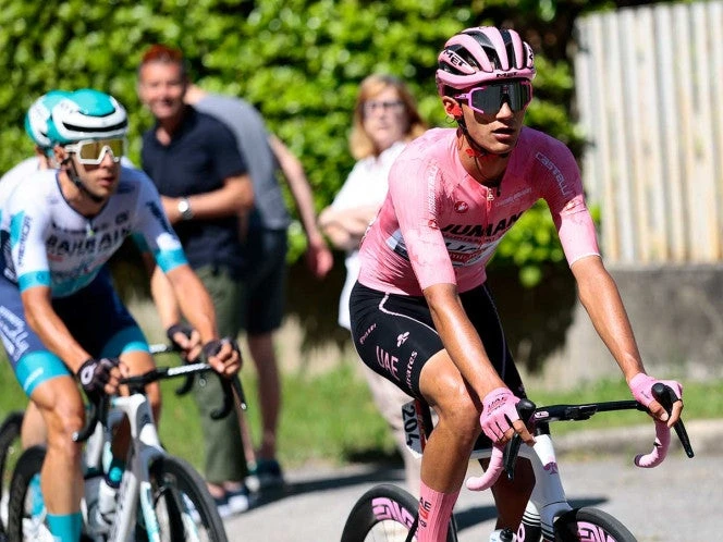 Isaac del Toro se aferra al liderato del Giro de Italia