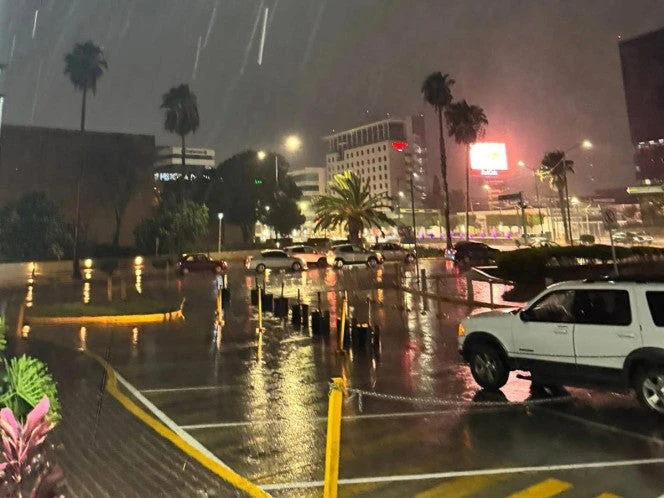 Deslaves y gente atrapada en autos deja tormentón en León | VIDEOS