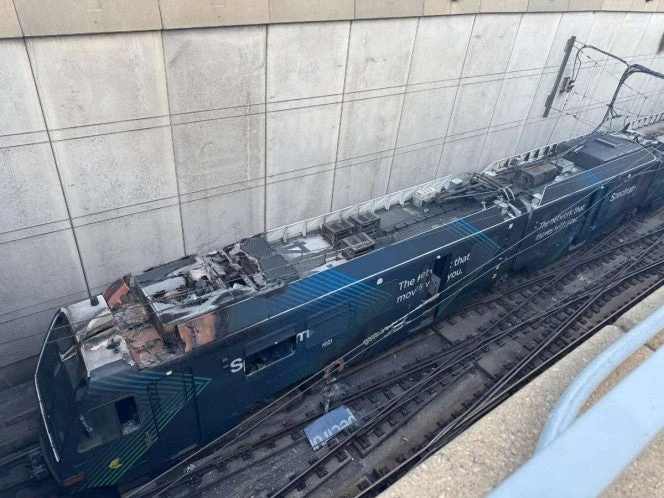 VIDEO: Se incendia un tren ligero mientras trasladaba pasajeros en Dallas