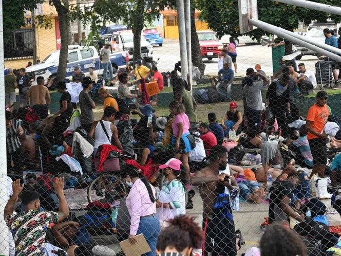 Caravana de migrantes llega a Huixtla; algunos presentan deshidratación