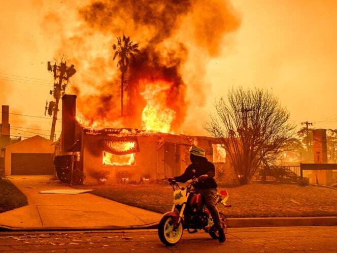 Aumentan a cinco los muertos por abrasadores incendios en Los Ángeles. VIDEOS