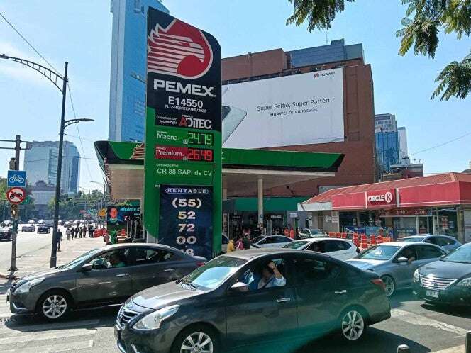 Sheinbaum rechaza 'gasolinazo' para 2025; habrá revisión de precios