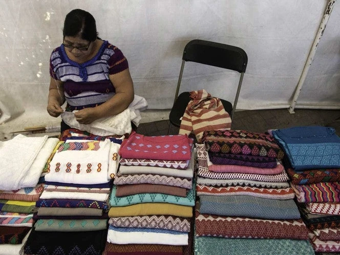 Alejandro Patrón Laviada impulsa el arte textil de Chiapas y Oaxaca