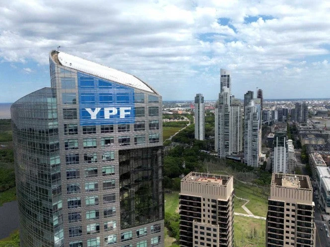 Argentina apela fallo de jueza en EU para que entregue acciones de YPF