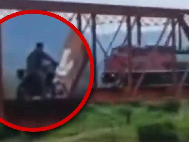 Motociclista quería pasarse ‘de listo’ y su moto termina arrollada por un tren en Nayarit | VIDEO