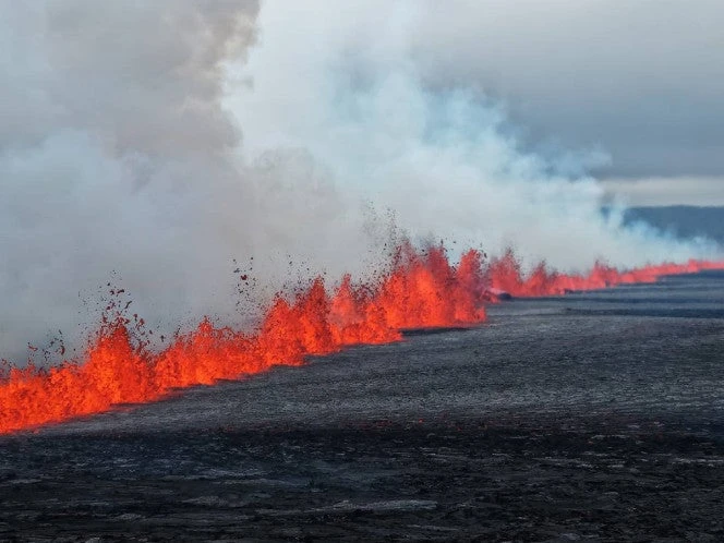 Volcán entra en erupción en Islandia: flujos de magma a través de fisura | FOTOS