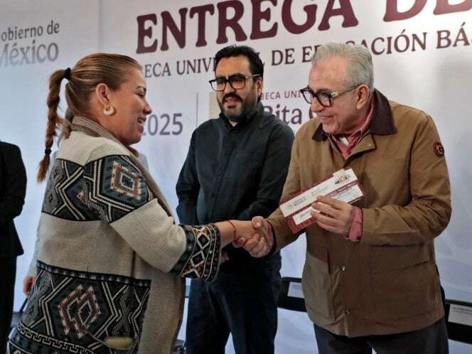 Inicia el gobernador Rocha la entrega de las becas Rita Cetina para secundaria