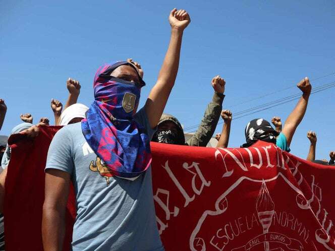 Bloquean normalistas de Ayotzinapa la Autopista del Sol, piden el pago de sus becas