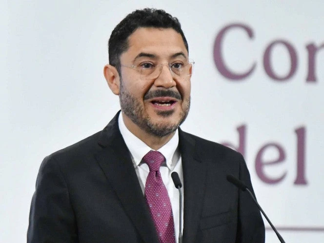 Batres comparece ante diputados; destaca nacionalización de hospitales