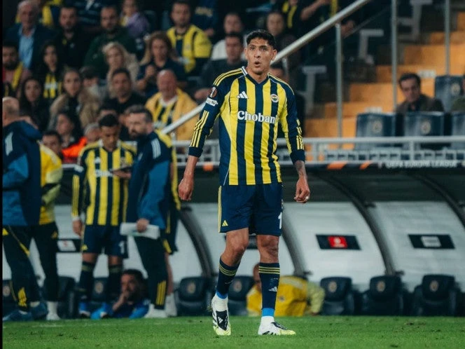Edson Álvarez volvió al once inicial en el empate del Fenerbahce