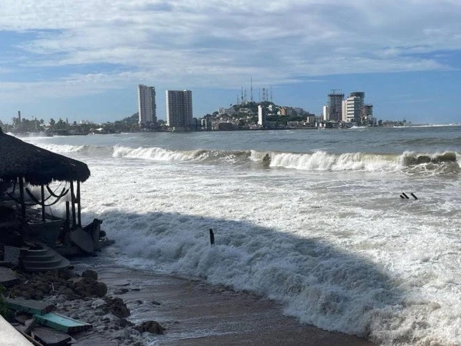 Cierran parte del malecón en Mazatlán por fuerte oleaje 
