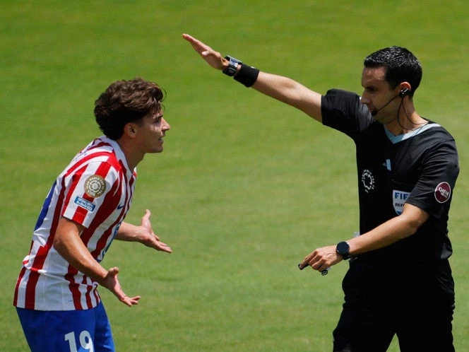 En el Atlético se quejan del árbitro mexicano