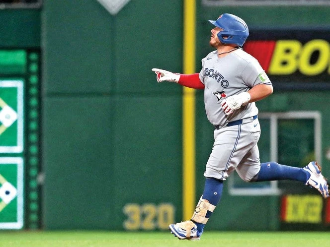 Alejandro Kirk brilla con jonrón y tres hits; Toronto derrota 7-3 a Pittsburgh