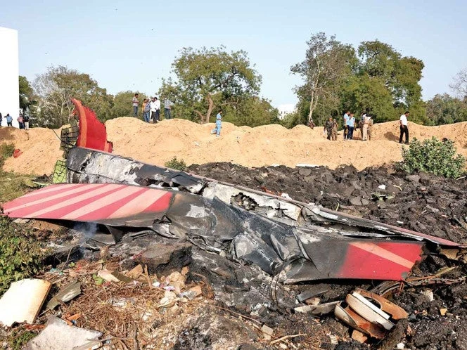 Recuperan una de las dos cajas negras del avión que se estrelló en India 
