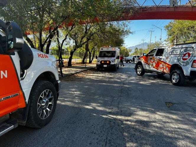 Mujer se lanza desde un puente peatonal en Nuevo León