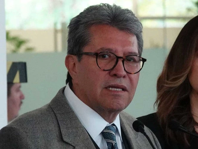 Monreal llama a prohibir venta de bebidas energizantes y pide resistir presiones empresariales