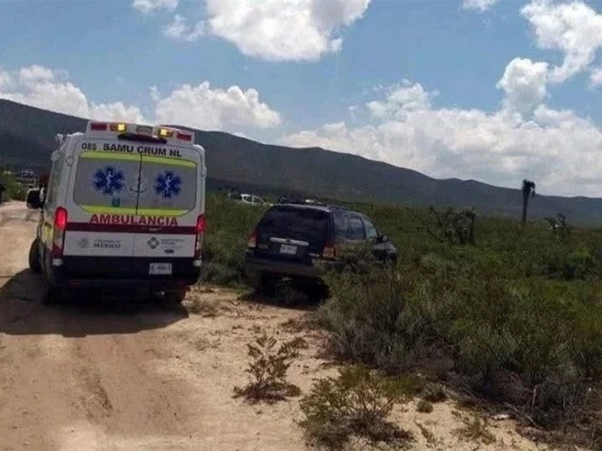 Motociclistas se resguardan de la lluvia bajo una palma y les cae un rayo