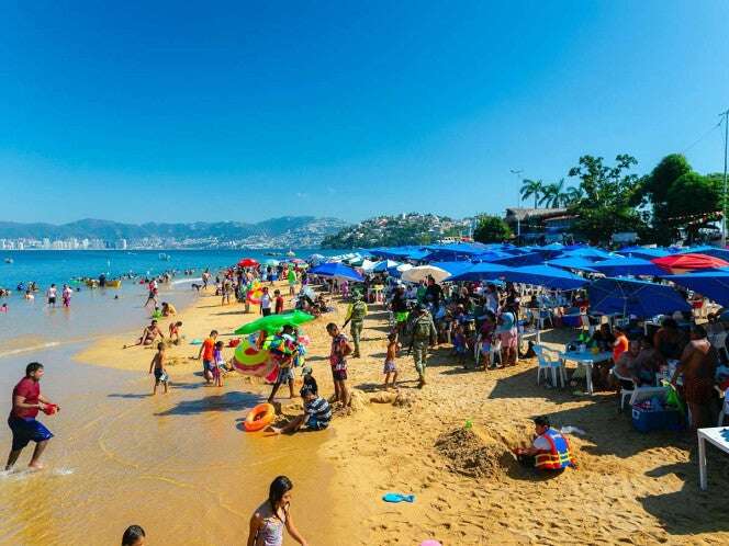 Turistas abarrotan Acapulco para darle la bienvenida al 2025