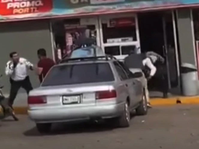 Motociclistas dan golpiza a policías que los detuvieron por no llevar casco