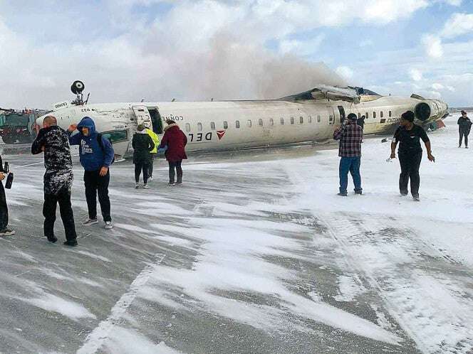 Avión volcó al aterrizar, quedó de cabeza y sin alas; así fue el accidente en Canadá