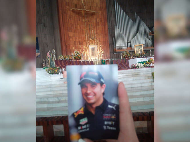 Aficionados oran por 'Checo' Pérez desde la Basílica de Guadalupe