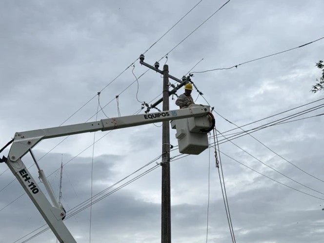 Frente frío y ‘evento norte’ dejan sin luz a más de 77 mil personas