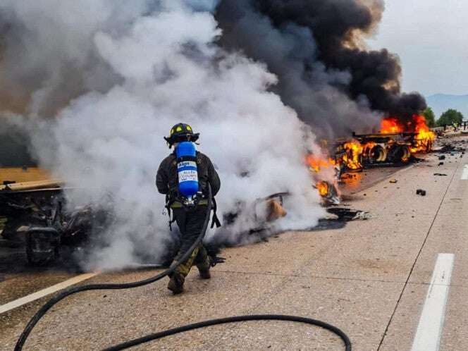 Choque de tráileres en Arco Norte deja dos muertos; pobladores saquean mercancía