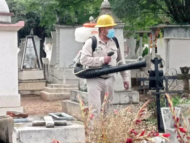 Fumigan panteones de Oaxaca para evitar propagación de dengue por Día de Muertos