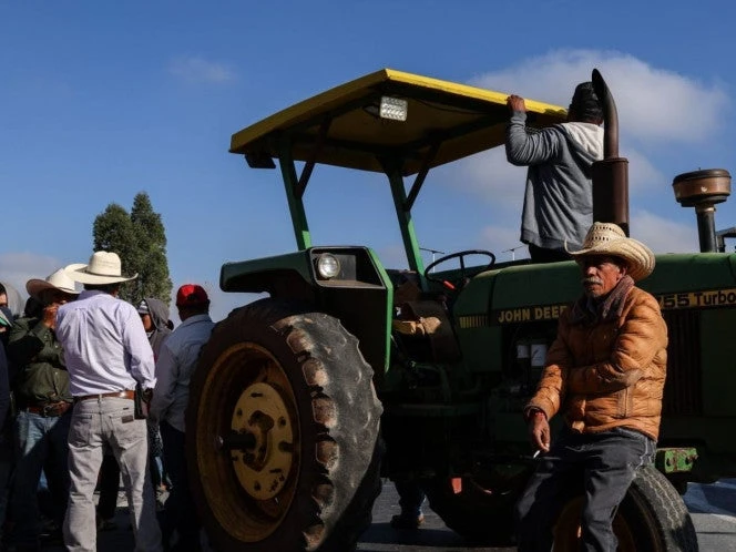 Campesinos de Tlaxcala bloquean carreteras para exigir apoyos para el campo