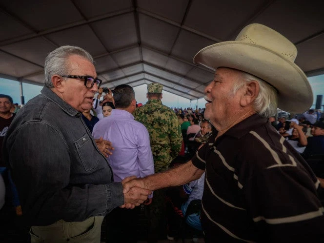 Rubén Rocha Moya entrega motores marinos y pangas a pescadores