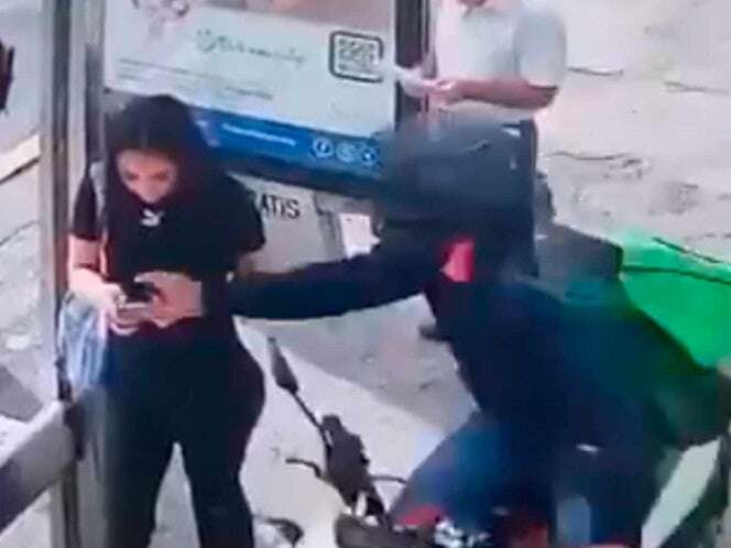 Motoladrón arrebata celular en segundos a joven en Guadalajara | VIDEO