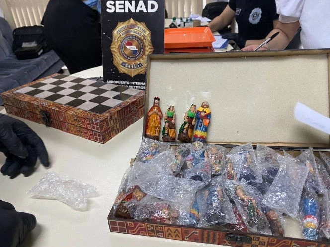 Descubren cocaína oculta en piezas de ajedrez en aeropuerto de Paraguay. VIDEO