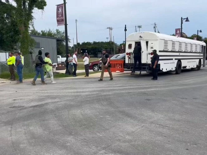 VIDEO: ICE detiene a 30 migrantes en 'megaredada' en una construcción en Florida