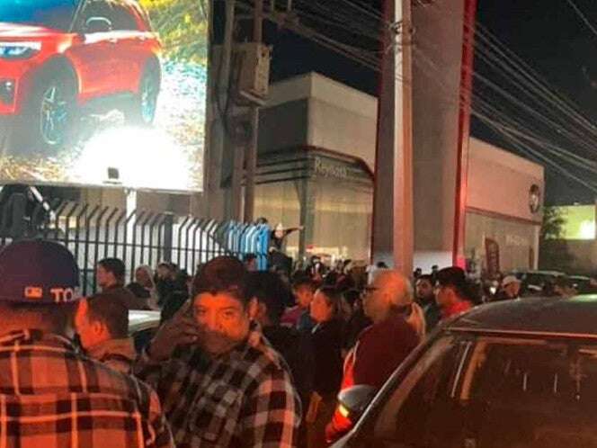 Protesta contra agencia de autos se convierte en ‘carnita asada’ con todo y banda