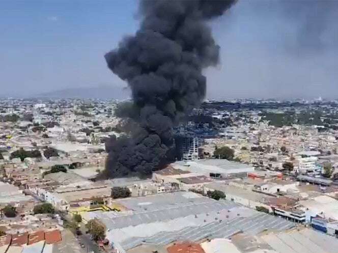 Así luce el impresionante incendio que se registra en una fábrica de PVC