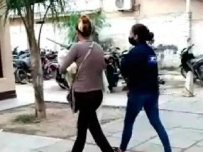 Madre golpeaba a su bebé y enviaba videos al padre para amenazarlo