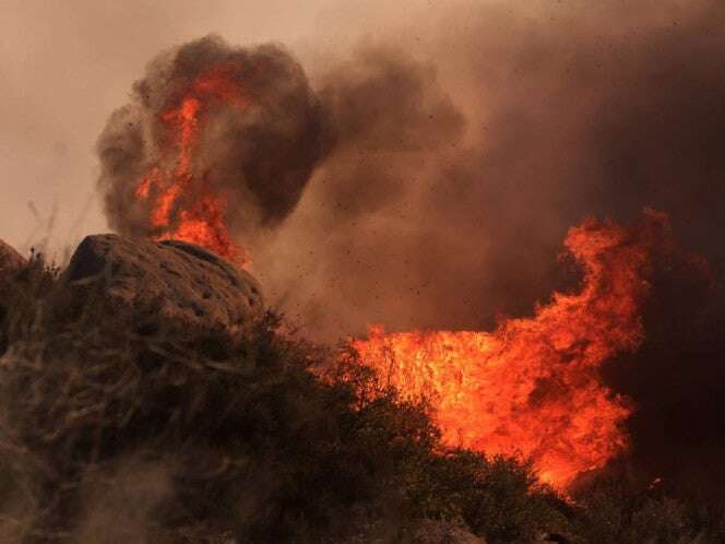 Miles de personas evacuadas por imparable incendio forestal en Malibú. VIDEO