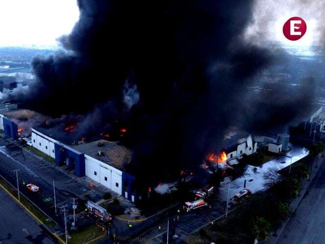 ¡Fuerte incendio en Nuevo León! Fuego consume fábrica en Apodaca