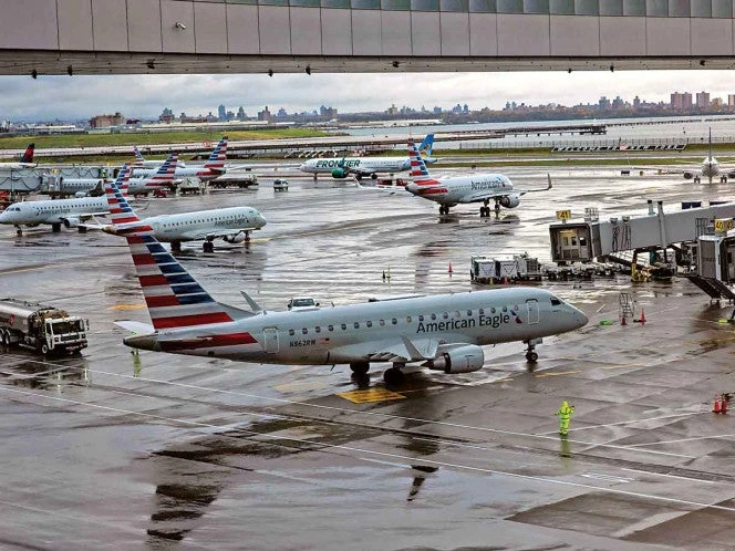 Donald Trump exige a controladores de tránsito aéreo volver a su trabajo
