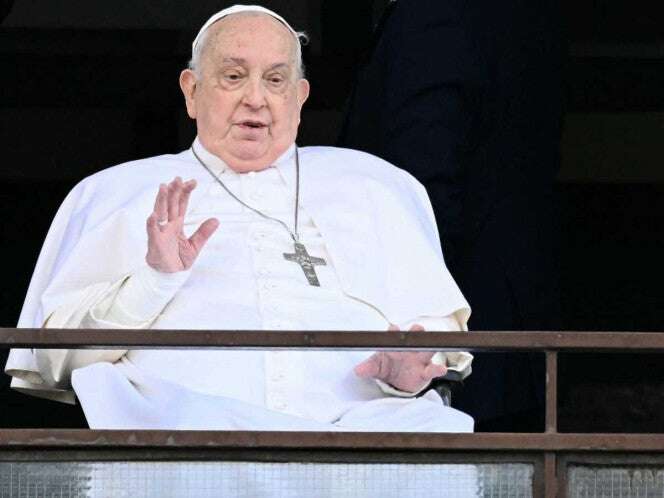 Papa Francisco abandona el hospital y reaparece en público; “Gracias a todos”